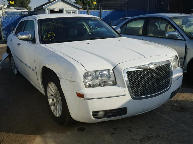 2C3CA5CV1AH283962 - 2010 CHRYSLER 300 TOURIN WHITE photo 1