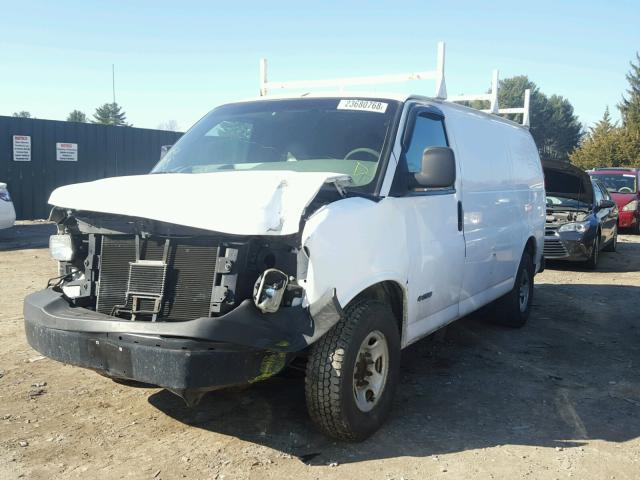 1GCGG25U731175538 - 2003 CHEVROLET EXPRESS G2 WHITE photo 2