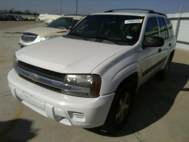 1GNDS13S152187380 - 2005 CHEVROLET TRAILBLAZE WHITE photo 2