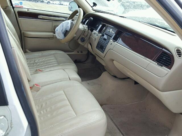 1LNHM81V16Y634178 - 2006 LINCOLN TOWN CAR S WHITE photo 5