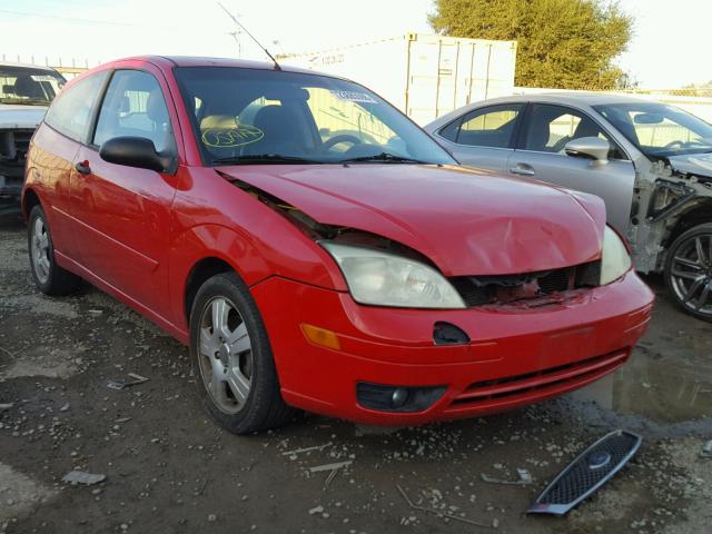 3FAHP31N75R109448 - 2005 FORD FOCUS ZX3 RED photo 1