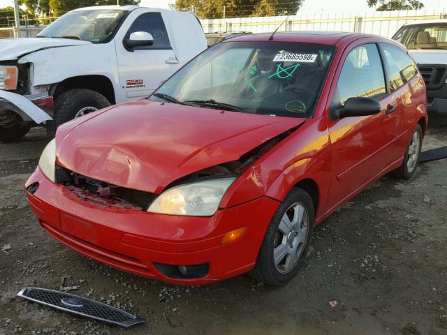 3FAHP31N75R109448 - 2005 FORD FOCUS ZX3 RED photo 2