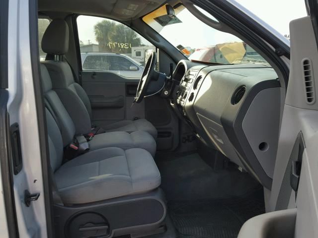 1FTRF12W44NC70547 - 2004 FORD F150 银色 照片 5