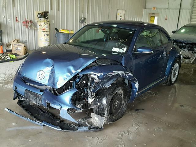 3VWJ17AT0GM636215 - 2016 VOLKSWAGEN BEETLE SE BLUE photo 2