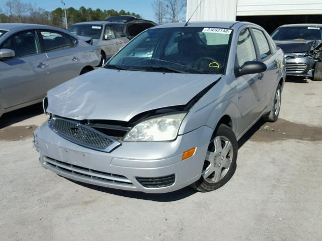 1FAFP34NX7W352206 - 2007 FORD FOCUS ZX4 SILVER photo 2