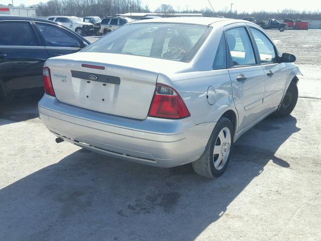 1FAFP34NX7W352206 - 2007 FORD FOCUS ZX4 SILVER photo 4