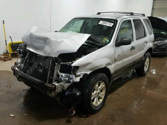 1FMYU93145KC21625 - 2005 FORD ESCAPE XLT SILVER photo 2