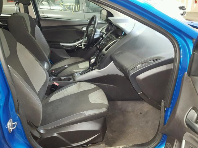 1FAHP3F27CL223783 - 2012 FORD FOCUS SE BLUE photo 5