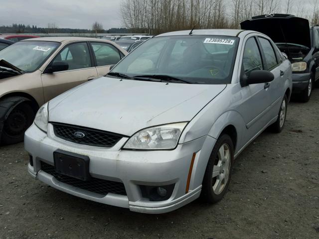 1FAHP34N46W254456 - 2006 FORD FOCUS ZX4 SILVER photo 2