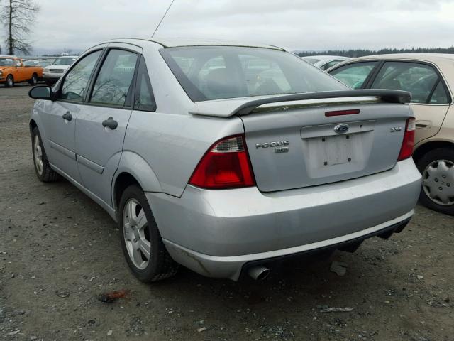 1FAHP34N46W254456 - 2006 FORD FOCUS ZX4 SILVER photo 3