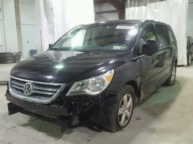 2V4RW3D11AR395555 - 2010 VOLKSWAGEN ROUTAN SE BLACK photo 2