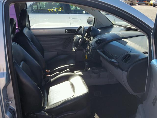 3VWCK21C32M420277 - 2002 VOLKSWAGEN NEW BEETLE 银色 照片 5