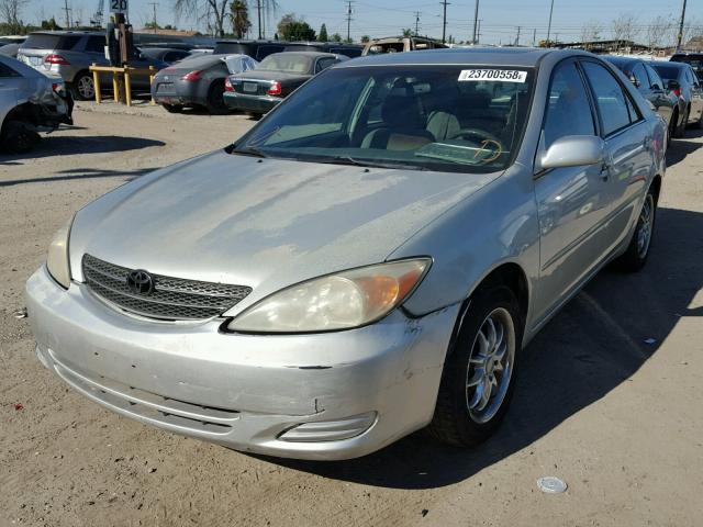 JTDBE32KX20130770 - 2002 TOYOTA CAMRY LE SILVER photo 2