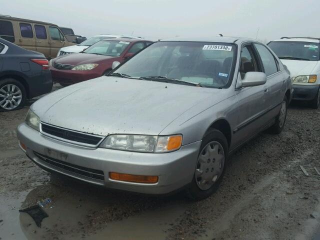 1HGCD5638TA193479 - 1996 HONDA ACCORD LX SILVER photo 2