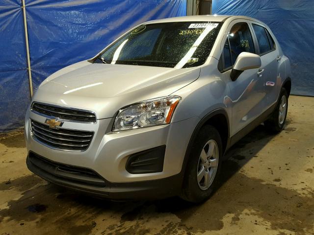 3GNCJNSB6GL275706 - 2016 CHEVROLET TRAX LS SILVER photo 2