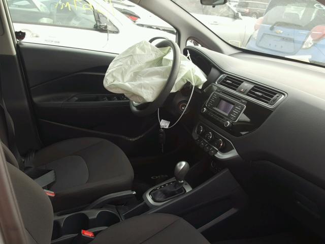 KNADM4A32G6624750 - 2016 KIA RIO LX Արծաթագույն լուսանկար 5