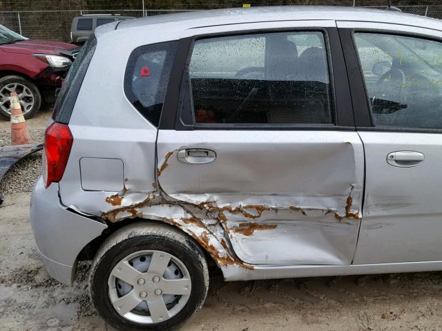KL1TD66E59B671938 - 2009 CHEVROLET AVEO LS SILVER photo 9