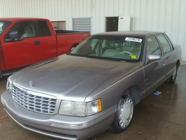 1G6KD54Y5VU297053 - 1997 CADILLAC DEVILLE TAN photo 2