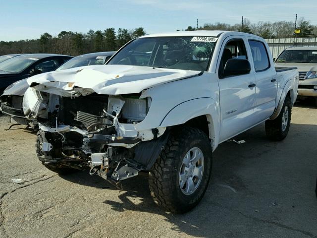 5TFLU4EN3DX069100 - 2013 TOYOTA TACOMA DOU WHITE photo 2