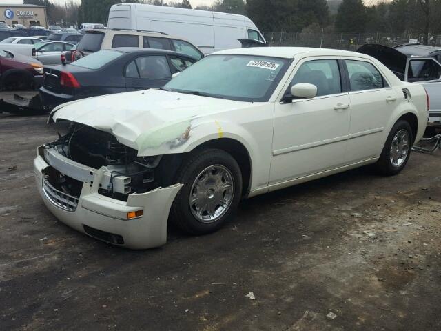 2C3JA53G15H540178 - 2005 CHRYSLER 300 TOURIN WHITE photo 2