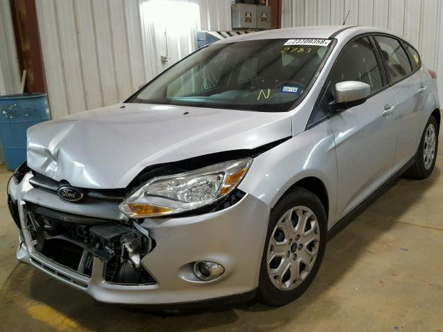 1FAHP3K24CL382783 - 2012 FORD FOCUS SE SILVER photo 2