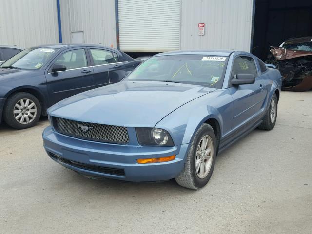 1ZVFT80N955215539 - 2005 FORD MUSTANG BLUE photo 2