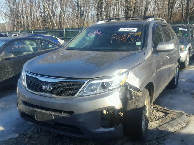 5XYKT4A75FG576561 - 2015 KIA SORENTO LX GRAY photo 2