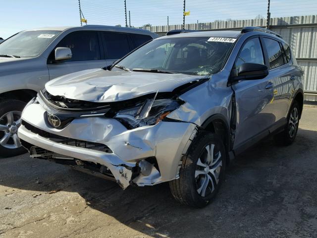 2T3ZFREV2HW400972 - 2017 TOYOTA RAV4 LE Արծաթագույն լուսանկար 2