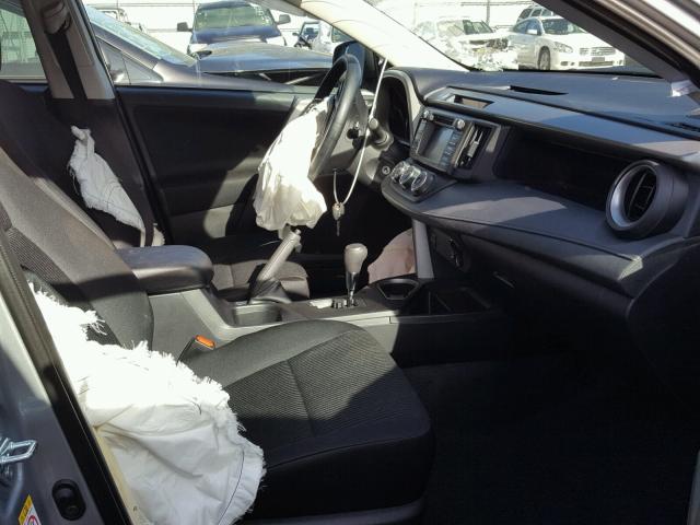 2T3ZFREV2HW400972 - 2017 TOYOTA RAV4 LE Արծաթագույն լուսանկար 5