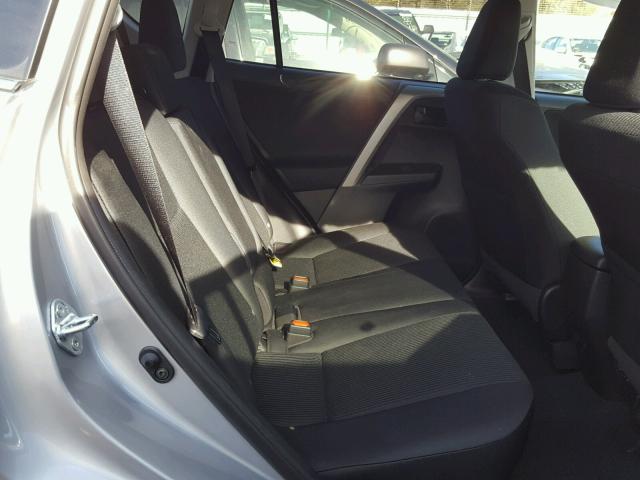 2T3ZFREV2HW400972 - 2017 TOYOTA RAV4 LE Արծաթագույն լուսանկար 6