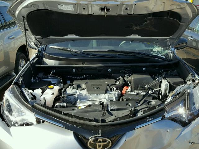 2T3ZFREV2HW400972 - 2017 TOYOTA RAV4 LE Արծաթագույն լուսանկար 7