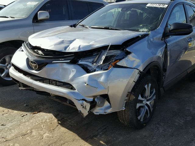 2T3ZFREV2HW400972 - 2017 TOYOTA RAV4 LE Արծաթագույն լուսանկար 9