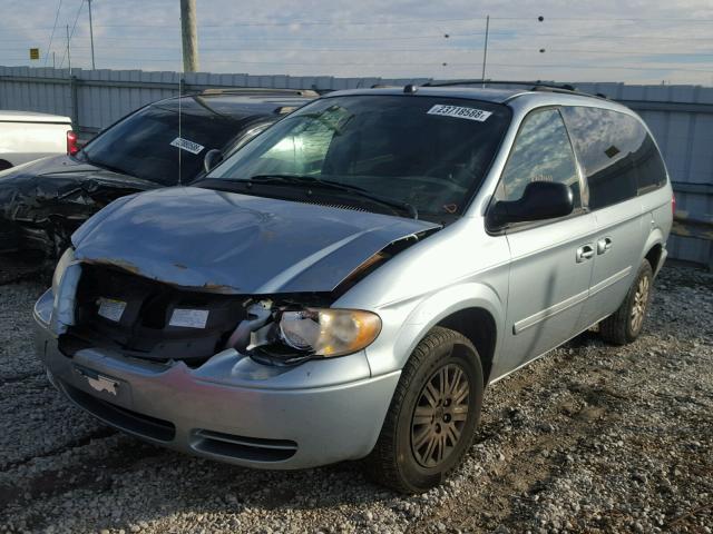 2C4GP44R25R440437 - 2005 CHRYSLER TOWN & COU BLUE photo 2