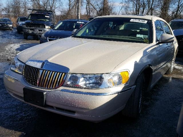 1LNHM83W22Y658411 - 2002 LINCOLN TOWN CAR C BEIGE photo 2