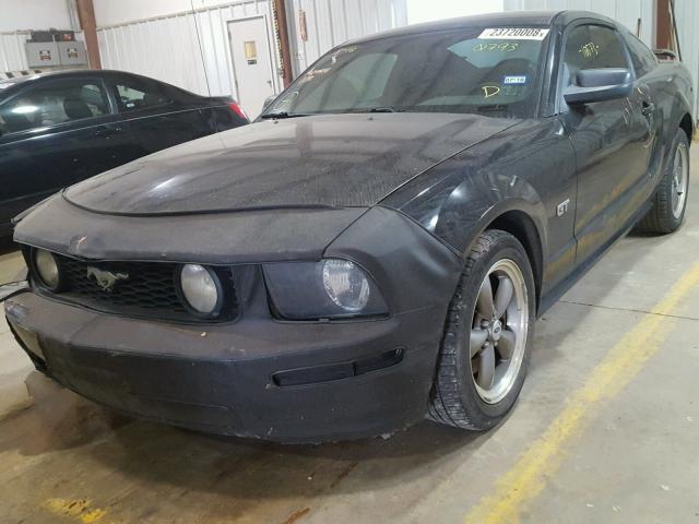 1ZVFT82HX65180793 - 2006 FORD MUSTANG GT BLACK photo 2