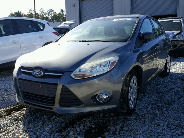 1FAHP3K28CL112018 - 2012 FORD FOCUS SE GRAY photo 2