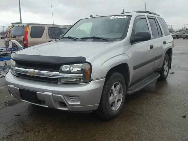 1GNDT13S452143256 - 2005 CHEVROLET TRAILBLAZE SILVER photo 2