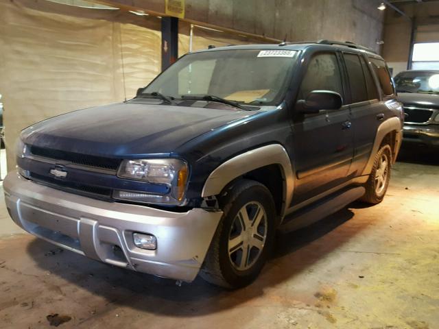 1GNDT13S752385958 - 2005 CHEVROLET TRAILBLAZE BLUE photo 2