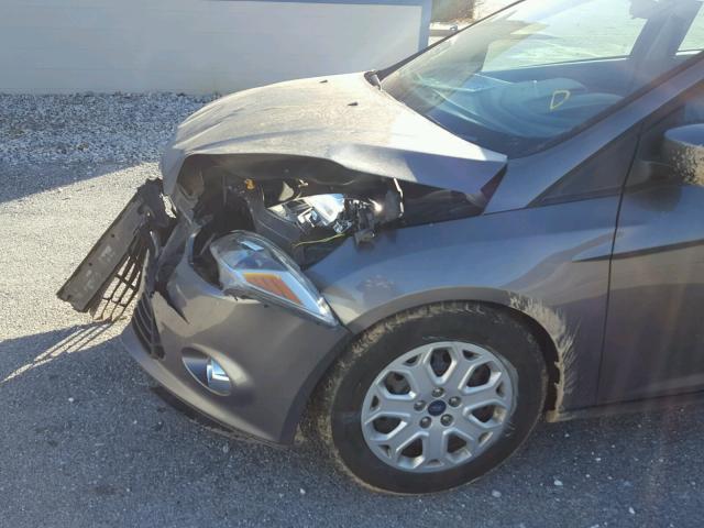 1FAHP3F2XCL426800 - 2012 FORD FOCUS SE GRAY photo 10