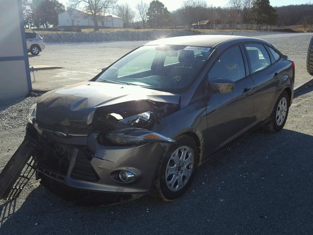 1FAHP3F2XCL426800 - 2012 FORD FOCUS SE GRAY photo 2