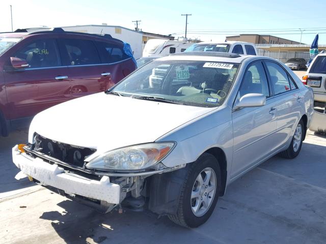 4T1BE32K82U593088 - 2002 TOYOTA CAMRY LE SILVER photo 2