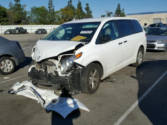 5TDZK3DC0GS746818 - 2016 TOYOTA SIENNA BAS WHITE photo 2