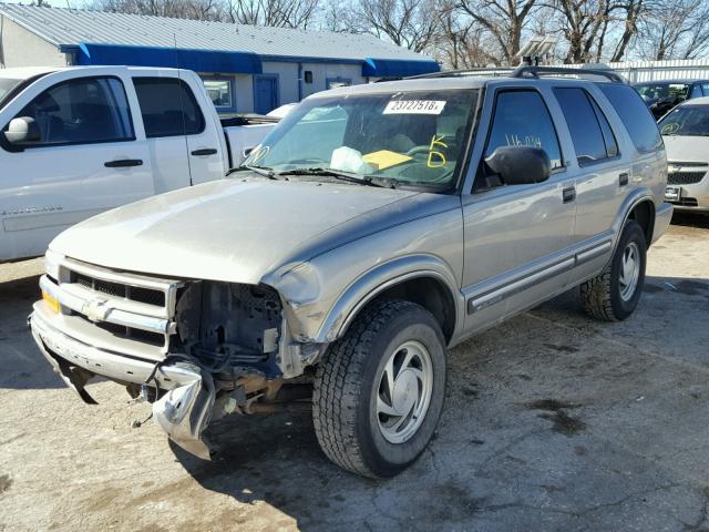 1GNDT13W01K251063 - 2001 CHEVROLET BLAZER TAN photo 2