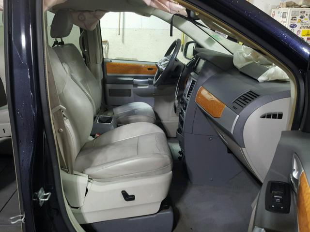 2A4RR6DX0AR217086 - 2010 CHRYSLER TOWN & COU BLACK photo 5