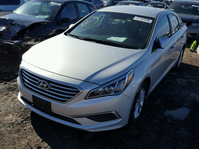 5NPE24AF1HH561218 - 2017 HYUNDAI SONATA SE SILVER photo 2