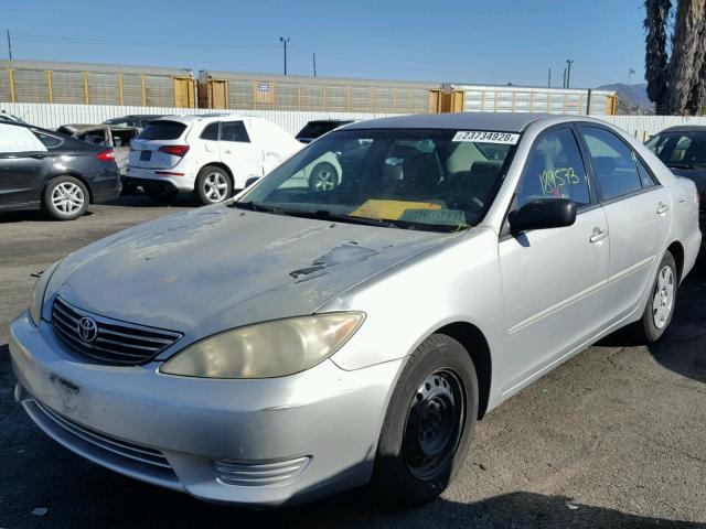 4T1BE32K45U102052 - 2005 TOYOTA CAMRY LE SILVER photo 2