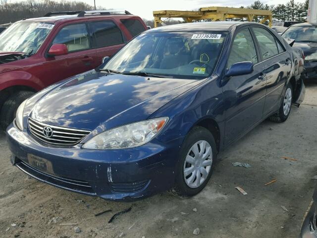 4T1BE30K45U074076 - 2005 TOYOTA CAMRY LE BLUE photo 2