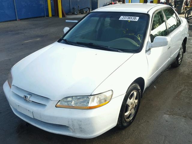 1HGCG6652XA038687 - 1999 HONDA ACCORD LX WHITE photo 2