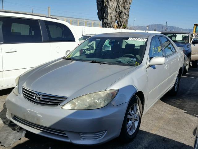 4T1BF32K25U599034 - 2005 TOYOTA CAMRY LE SILVER photo 2