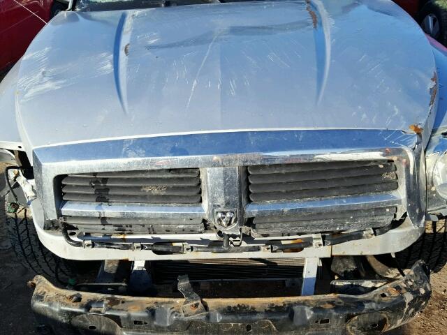 1D7HE48N45S132885 - 2005 DODGE DAKOTA QUA SILVER photo 7